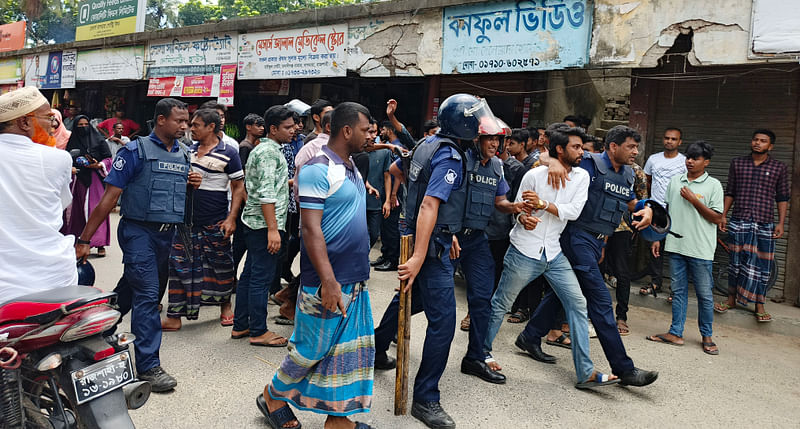 রাজশাহীর বাগমারায় কোটাবিরোধী এক আন্দোলনকারীকে আটক করে নিয়ে যাচ্ছে পুলিশ। আজ বৃহস্পতিবার দুপুরে ভবানীগঞ্জ বাজারে